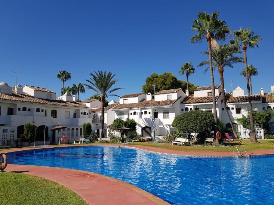 Modern House With Large Pool! Сasa de vacaciones